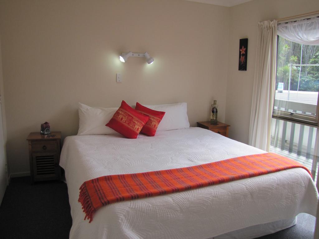 Tipi And Bobs Waterfront Lodge Tryphena Zimmer foto